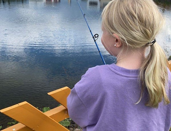Jente Fiske I Dammen (1)