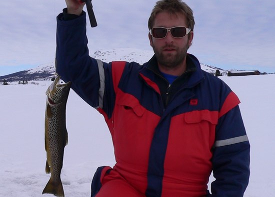 Isfiske ved bjorkestolen camping i Valdres